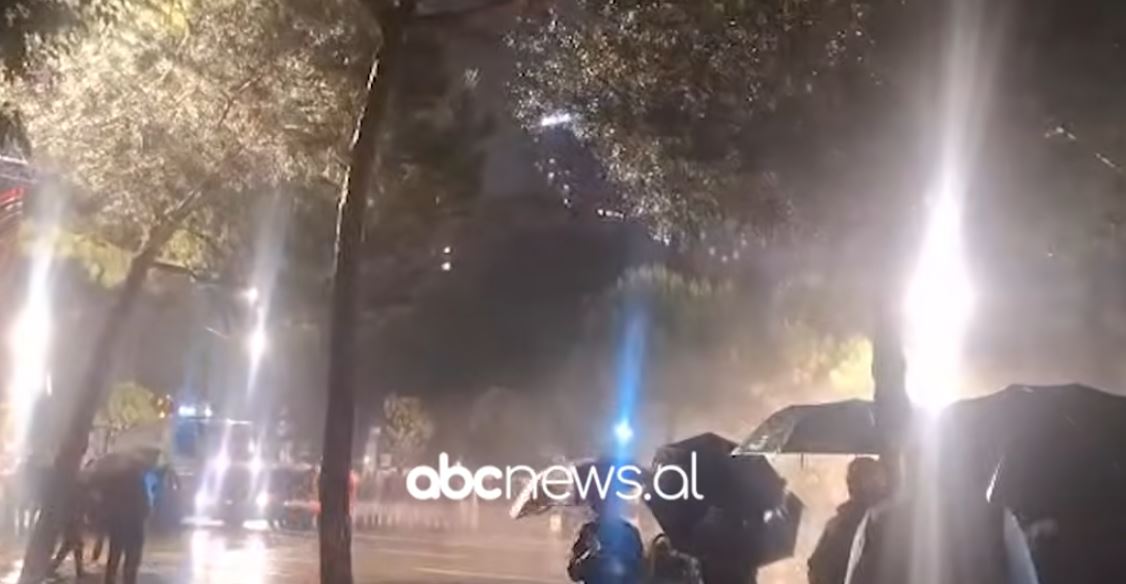 Berisha  protestë e  lagur   Pjesëmarrje e ulët e demokratëve  molotovë drejt policisë