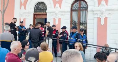 Vlorë, tregtarët duan tregun/ Rikonstruktohet tregu në qendër të qytetit, shitësit: Duam zgjidhje!