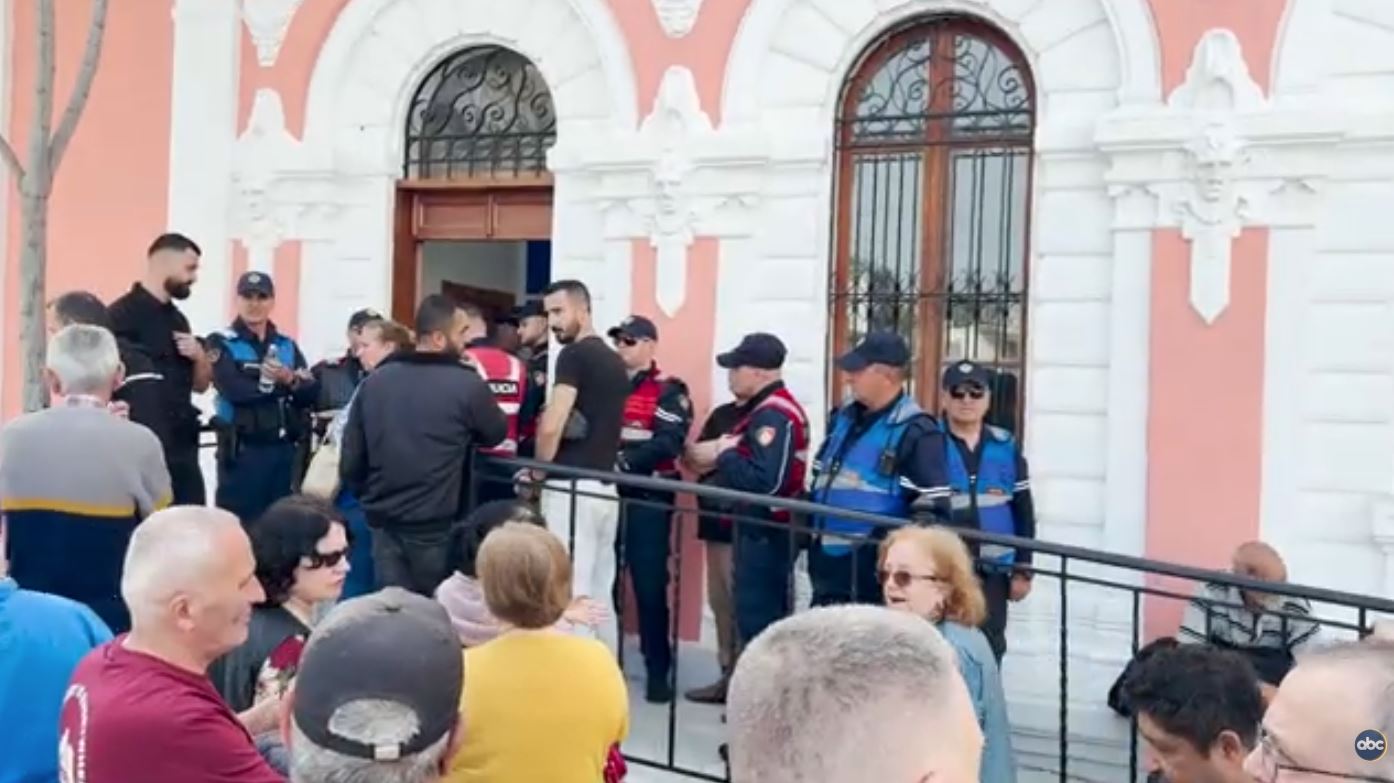 Vlorë  tregtarët duan tregun  Rikonstruktohet tregu në qendër të qytetit  shitësit  Duam zgjidhje 