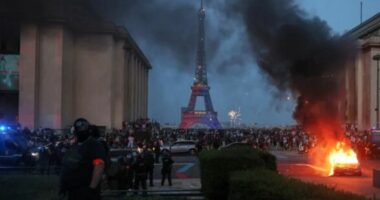 Kaosi në Francë pas fitores së PSG në Champions/ Shënohet viktima e parë, 57 policë ngelin të plagosur