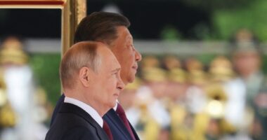 Xi Jinping pret Putin në Pekin me ceremoni madhështore, fokus te tregtia dhe Lindja e Mesme