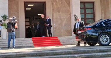 Rihapet dosja e “detit”/ Ministri grek Dendias në Tiranë. Dy orë takim në zyrën e Ramës