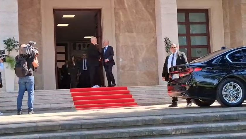 Rihapet dosja e “detit”/ Ministri grek Dendias në Tiranë. Dy orë takim në zyrën e Ramës