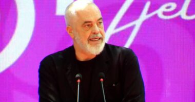 “PD, humbësja kronike dhe shkatërruese”/ Rama në Lezhë: PS, partia që mbron interesin kombëtar dhe mbështetësja e UÇK-së