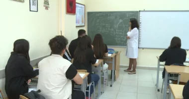 Reformë në arsim, mësuesit kthehen në auditore/ Trajnime për kurrikulat e reja, integrimi i teknologjisë dhe IA në mësimdhënie