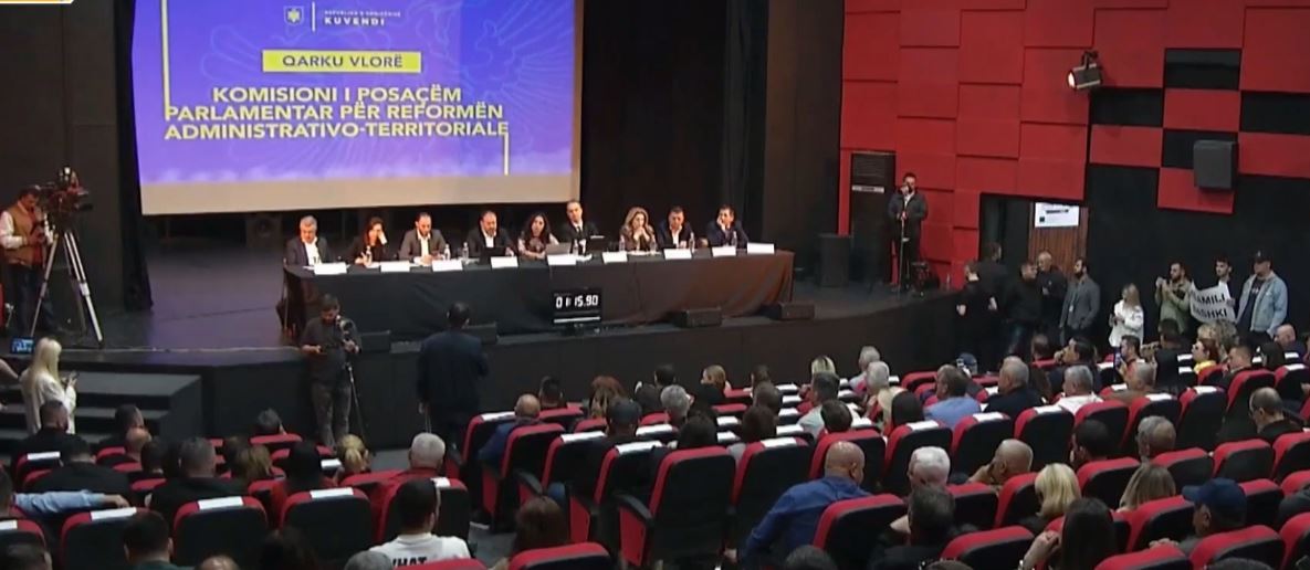 Takimet për reformën territoriale  Komisioni i Posaçëm zhvillon dëgjesën e radhës me qytetarët në Vlorë