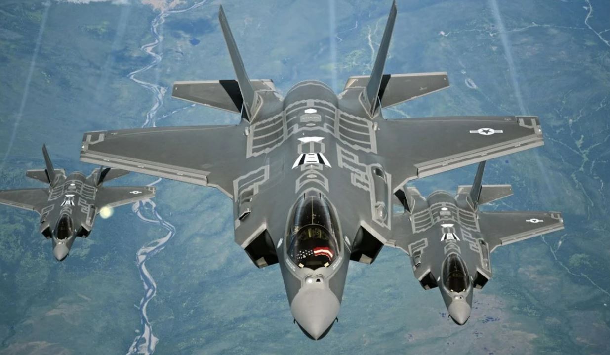 Polonia forcon krahun lindor të NATO s  merr dërgesën e parë të aeroplanëve luftarakë amerikanë F 35
