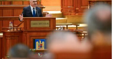 Rrëzohet qeveria rumune me votë mosbesimi, vendi hyn në pasiguri politike