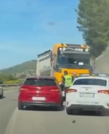VIDEO/ Aksident në Peqin, makina përplaset me kamionin, plagoset shoferja e automjetit dhe një fëmijë