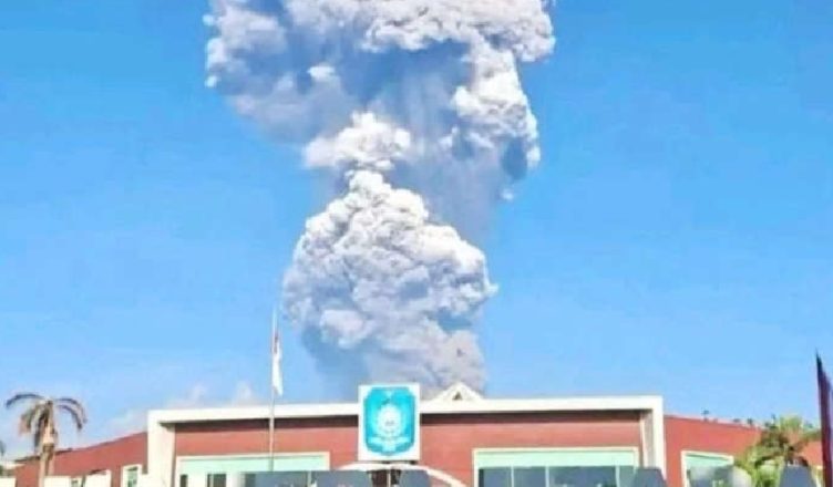 VIDEO  Shpërthen vullkani në Indonezi  3 të vdekur dhe 20 të zhdukur