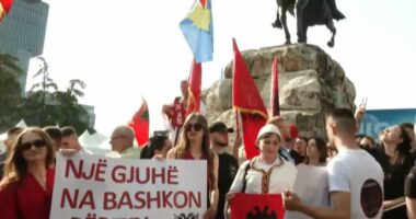 Protesta për gjuhën shqipe/ Nga shkupi në Tiranë, studentët marshojnë drejt ambasadës së Maqedonisë së Veriut