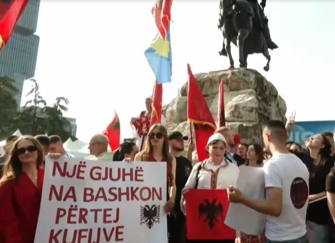 Protesta për gjuhën shqipe  Nga shkupi në Tiranë  studentët marshojnë drejt ambasadës së Maqedonisë së Veriut