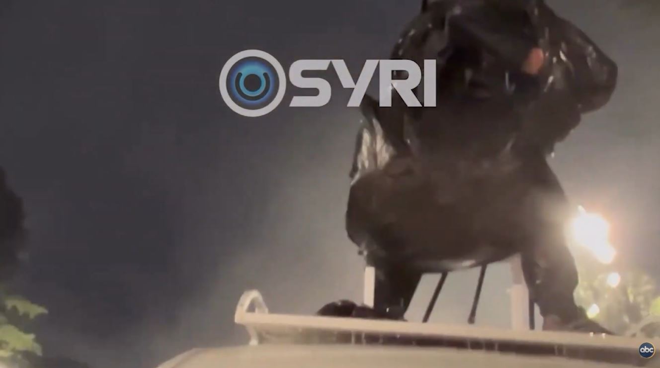 Molotov nën  Syrin  e familjes  Makinat e Tv të familjes në shërbim të  fishekzjarrëve 
