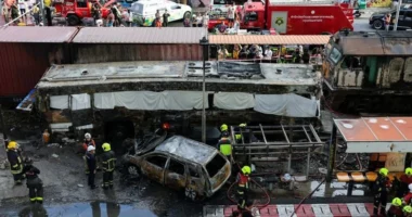Tragjedi në shina/ Tajlandë, treni përplas autobusin e pasagjerëve, 8 viktima dhe 32 te plagosur