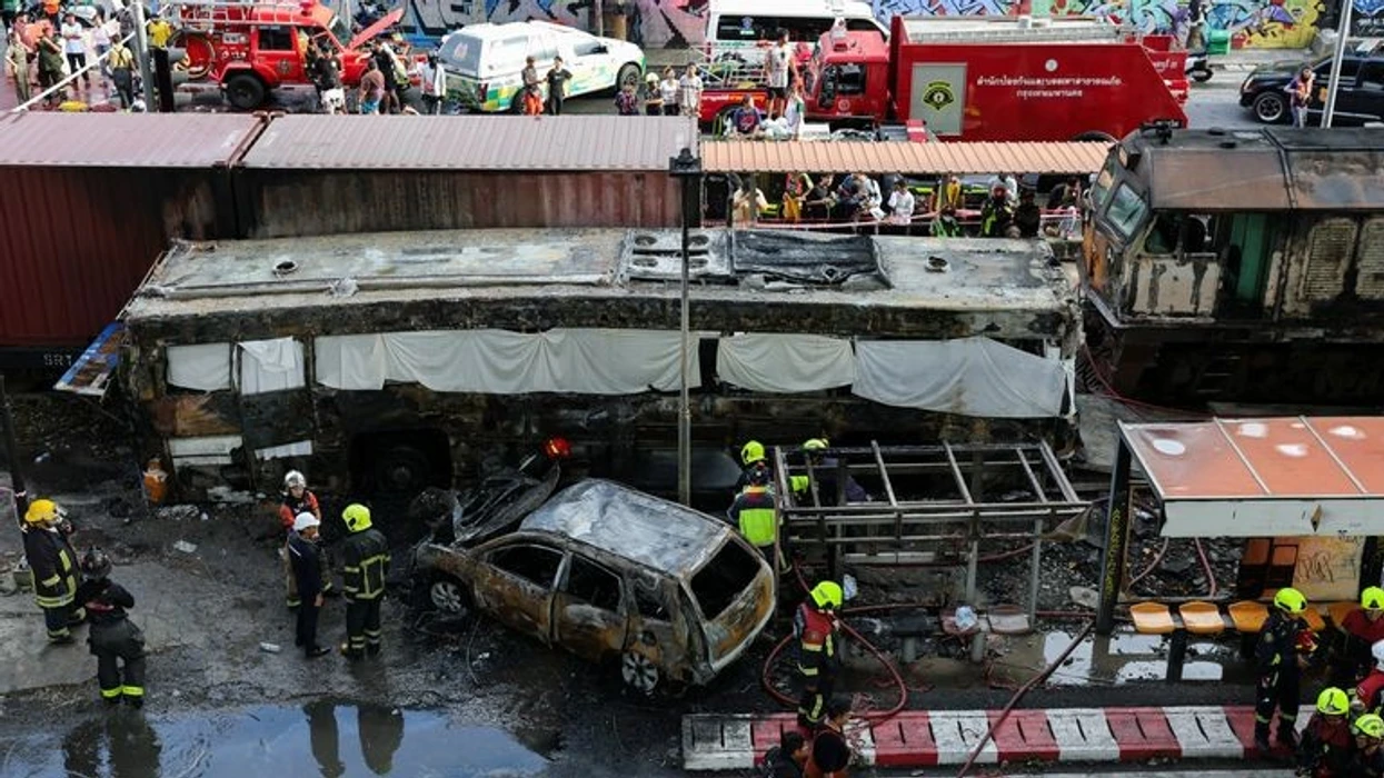 Tragjedi në shina  Tajlandë  treni përplas autobusin e pasagjerëve  8 viktima dhe 32 te plagosur