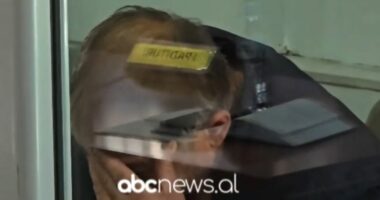 Me kokën ulur/ Durrës, shoferi vrasës brenda kafazit të xhamtë në gjykatë (VIDEO)