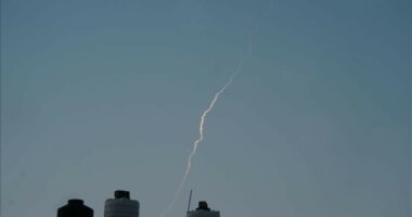 Emiratet e Bashkuara Arabe raportojnë sulm të ri me raketa dhe dronë nga Irani