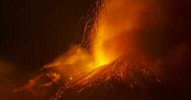 Shpërthen vullkani “Kanlaon” në Filipine, nxjerr hi në lartësi prej 800 metrash