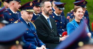 Diplomohen studentët e Policisë/ Hita: Të jeni të ashpër me krimin, por të përulur para qytetarit