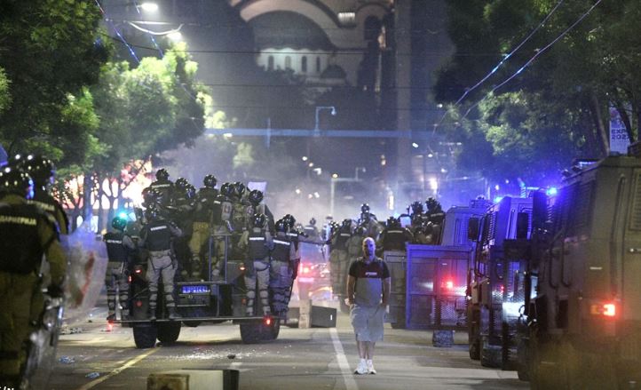 studentet-proteste-kunder-qeverise-ne-serbi-dhune-ne-beograd-23-persona-te-arrestuar