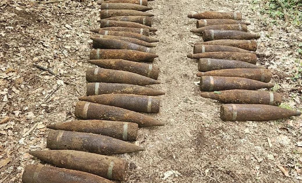 Berlin  gjenden në pyll rreth 1 5 ton municione të Luftës së Dytë Botërore