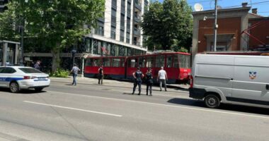 Tramvaji del nga shinat në Beograd/ 13 persona të plagosur, mes tyre edhe fëmijë