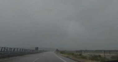 Mot i keq! Erë e fortë dhe reshje intensive, vështirësi në lëvizjen e mjeteve në autostradën Fier-Vlorë