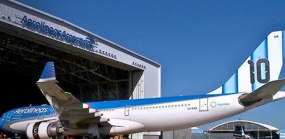 Argjentina nderon “alienin” Messi/ Kampionët e botës në Botëror me avion kushtuar superyllit