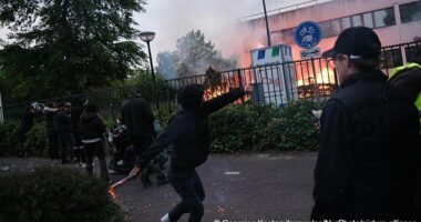 Zjarr në një qendër azili në Holandë/ Protestuesit hodhën pranë ndërtesës
