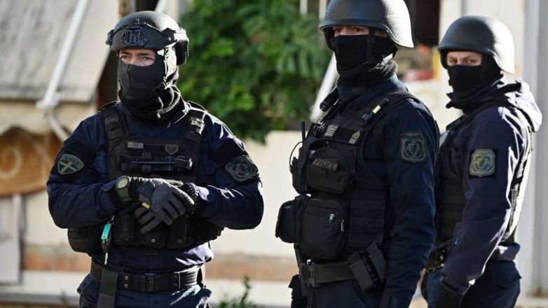 Shkatërrohet grupi i trafikut të drogës dhe armëve, tetë per