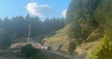 Trupi i pajetë në Cerujë/ Pamjet, familjarë të Eglant Koçit mbërrijnë në vendngjarje