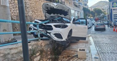 FOTO/ Aksident i frikshëm në Sarandë, makina del nga rruga dhe përplaset me barrierat