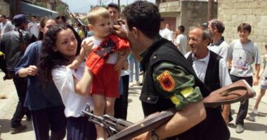 Dita e çlirimit të Kosovës/ Ceremoni homazhesh në Prekaz, nderim për Adem Jasharin dhe të rënët