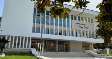 Rama ndan pamje nga Pallati i Kulturës “Vaçe Zela” në Lushnje: Tanimë i rilindur me kushte dinjitoze