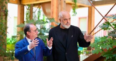 Rama mirëpret në Tiranë ish-presidentin francez, e dekoron me medaljen e artë të Mirënjohjes Publike
