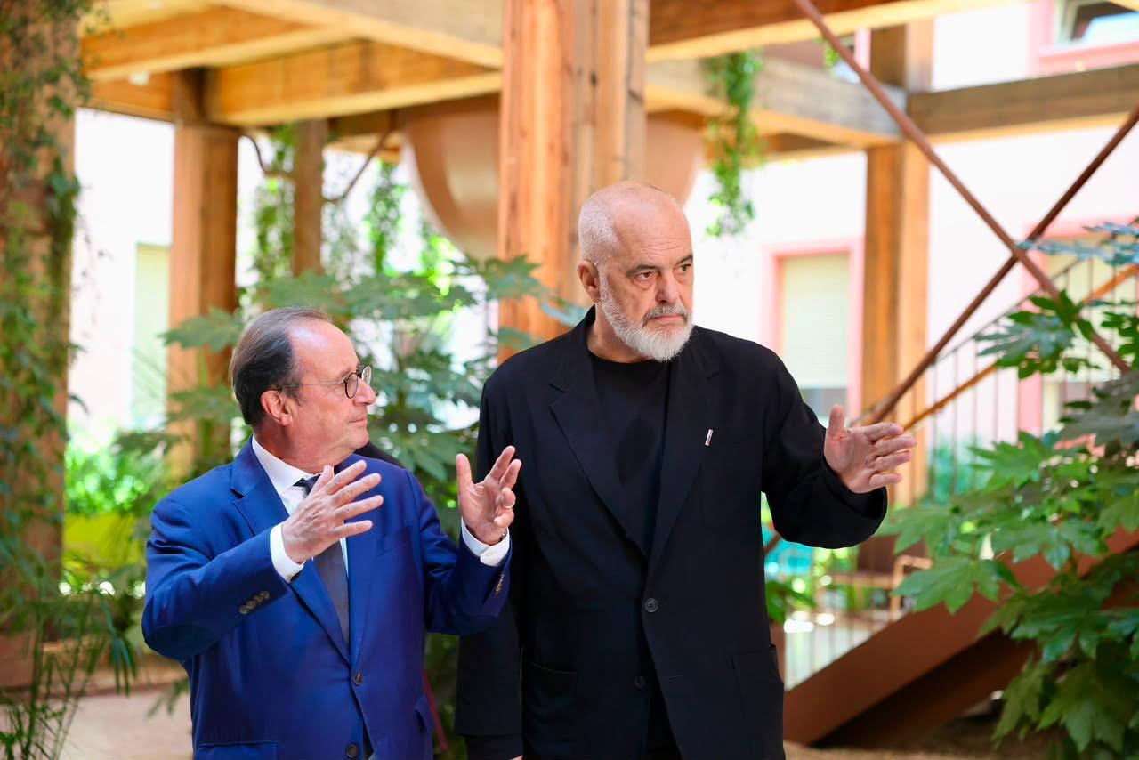 Rama mirëpret në Tiranë ish presidentin francez  e dekoron me medaljen e artë të Mirënjohjes Publike