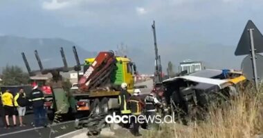 Minibusi u aksidentua dhe përfundoi në kanal/ Policia jep detaje: Të lënduarit po marrin ndihmë mjekësore. 7 pasagjerë në gjendje të rëndë
