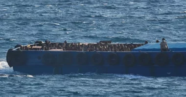 Qindra emigrantë shpëtohen në ujërat pranë Kretës