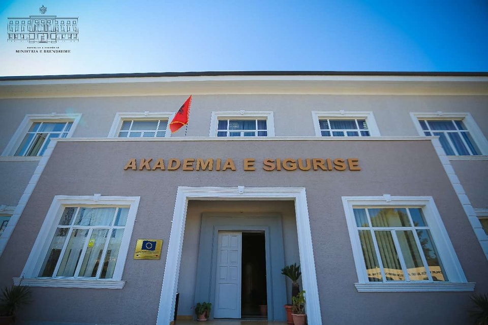 Helmimi i kursantëve të Akademisë së Sigurisë  Policia  Kërkuan ndihmë 60 persona  31 prej tyre kanë lënë spitalin