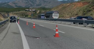 Aksident i rëndë në aksin Rrëshen–Reps/ Këmbësori përplaset nga fuoristrada sapo zbriti nga autobusi