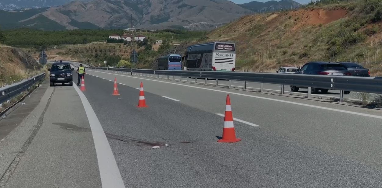 Aksident i rëndë në aksin Rrëshen Reps  Këmbësori përplaset nga fuoristrada sapo zbriti nga autobusi
