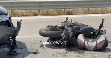 VIDEO/ Aksident në autostradën Vlorë–Fier, motori përplaset me makinën