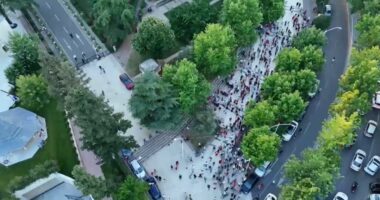 Pamjet nga protesta: Ja sa njerëz u mblodhën sot në shesh dhe para Kuvendit