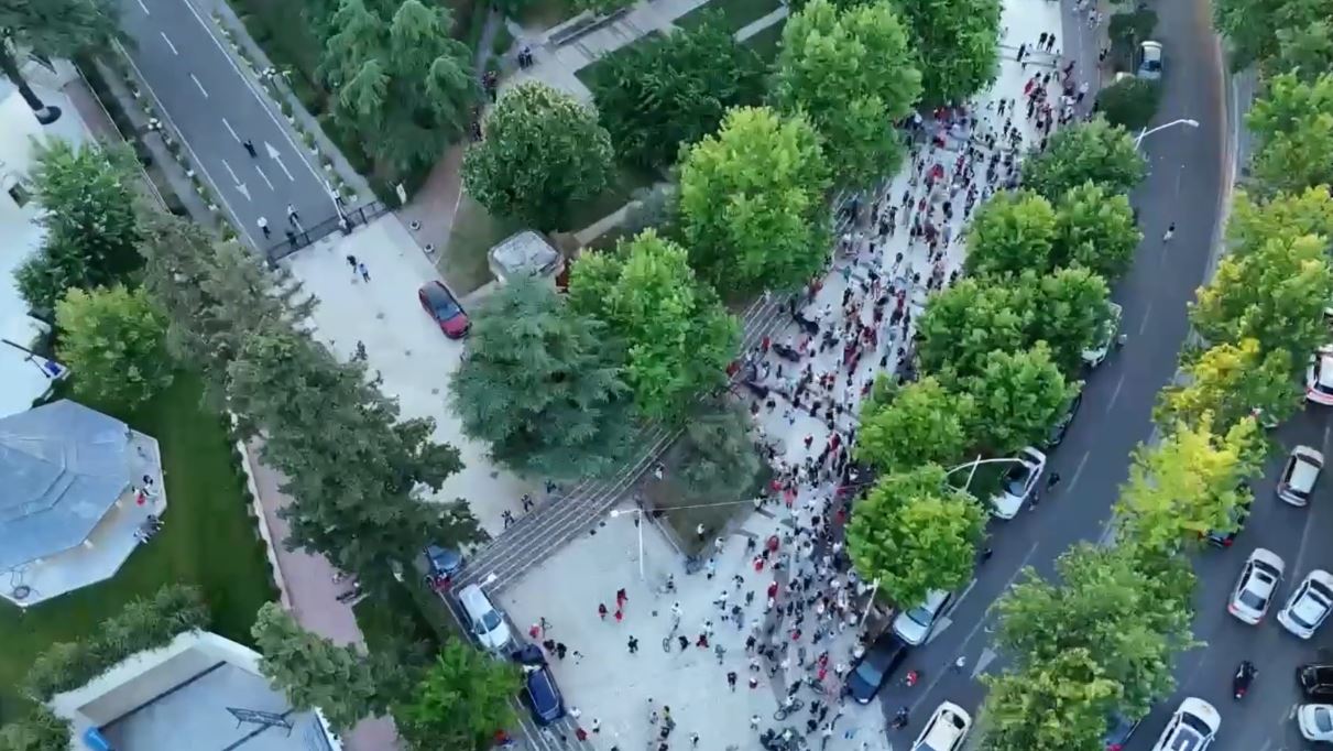 Pamjet nga protesta  Ja sa njerëz u mblodhën sot në shesh dhe para Kuvendit