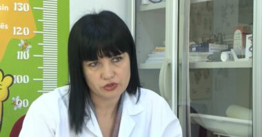 Vapa shton virozat te fëmijët/ Mjekët: Rritje e rasteve me temperatura dhe infeksione gjatë verës