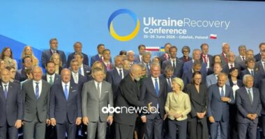 Konferenca e Rindërtimit të Ukrainës/ Rama mbërrin në Poloni, shkrepet fotoja familjare e pjesëmarrësve