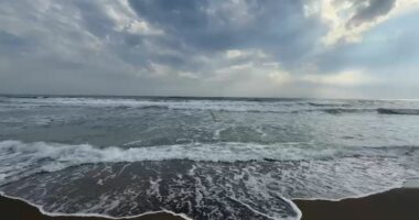 Katër të rinj rrezikojnë jetën nga dallgët e forta në Lezhë, ndërhyjnë autoritetet