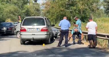 Përplasje e fortë mes dy automjeteve në Fier, dy të plagosur në spital