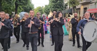 Korçë, karnavalet çelin sezonin turistik/ Qyteti juglindor mirëpriti grupe nga disa vende europiane në edicionin e 19-të