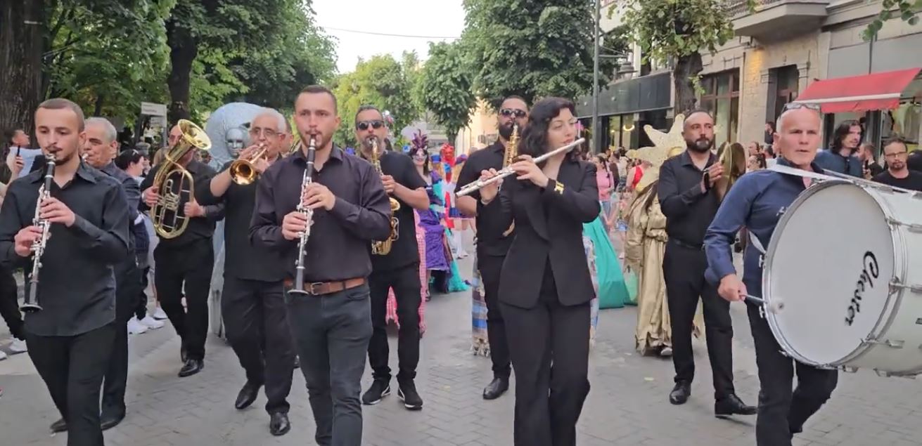 Korçë, karnavalet çelin sezonin turistik/ Qyteti juglindor m